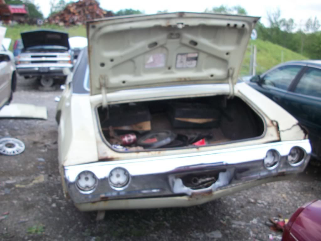 http://i282.photobucket.com/albums/kk241/jimmyfloyd182/For%20Sale/junkyardCars/GarysUPullIt_General/2011_06_10/100_1413.jpg