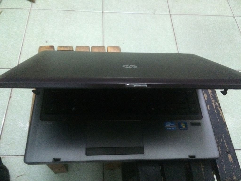 HP Probook 6460b và Dell Latilude 6420 .