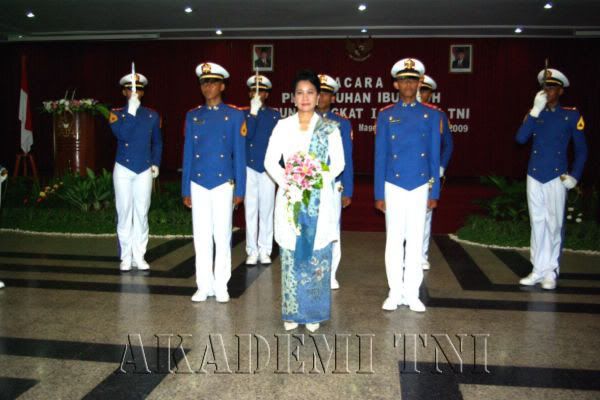 Pengukuhan Ibu Asuh Taruna Tingkat I Akademi TNI Tahun 2009